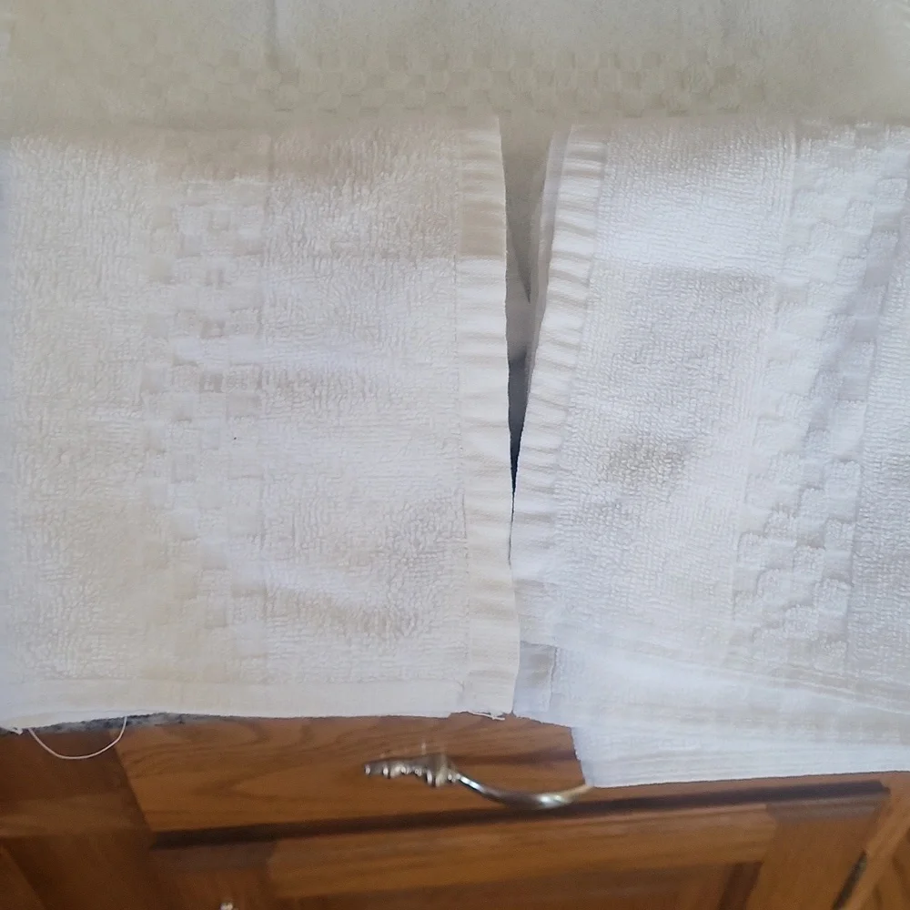 COPY Lot of 6 White Towel Set like new bath towel  x 2, rug x 2, hand towel 2